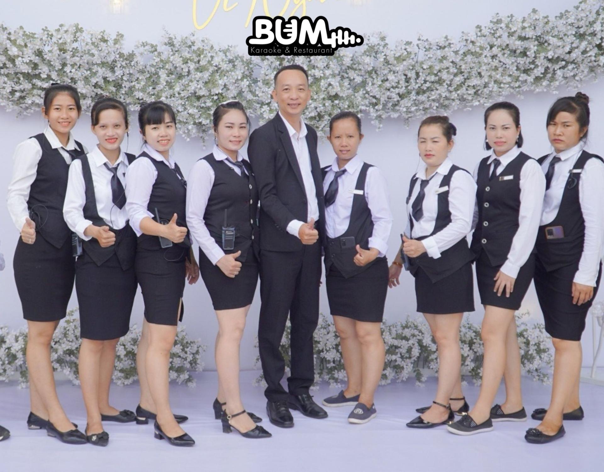 Đội ngũ tổ chức sinh nhật ở nhà hàng